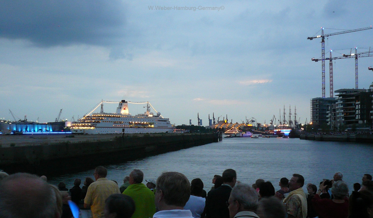 Hafencity Hamburg Cruisedays in der Dämmerung