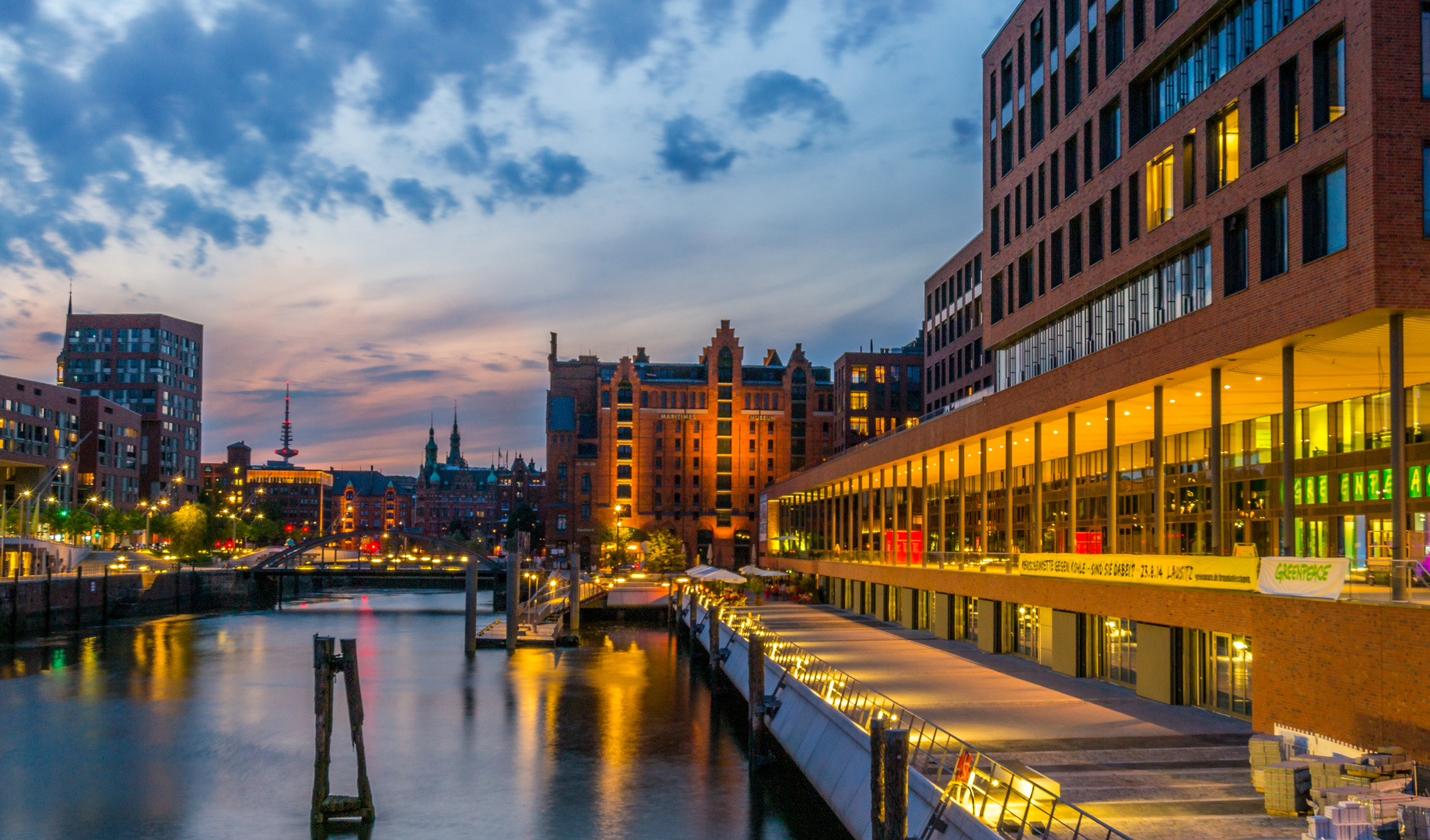 HafenCity Hamburg in der Abenddämmerung