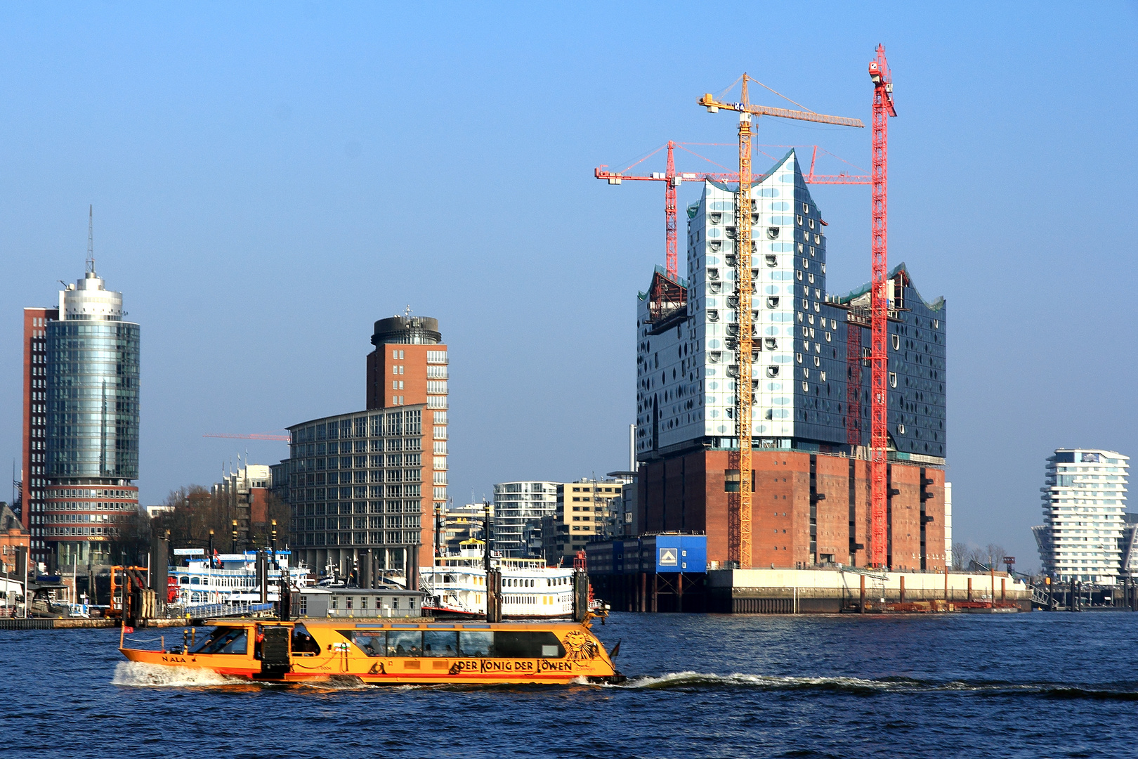 HafenCity mit der Elbphilharmonie - wahrhaft eine Königin