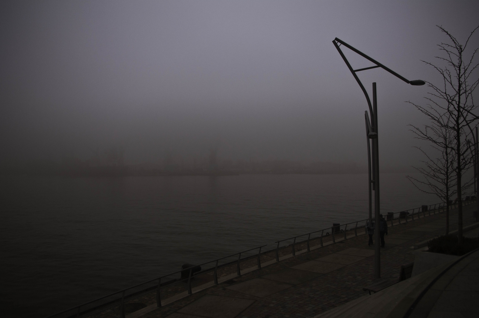 Hafencity Promenade im Nebel