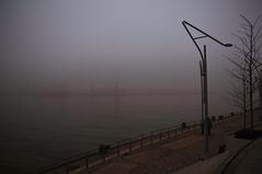 Hafencity Promenade im Nebel