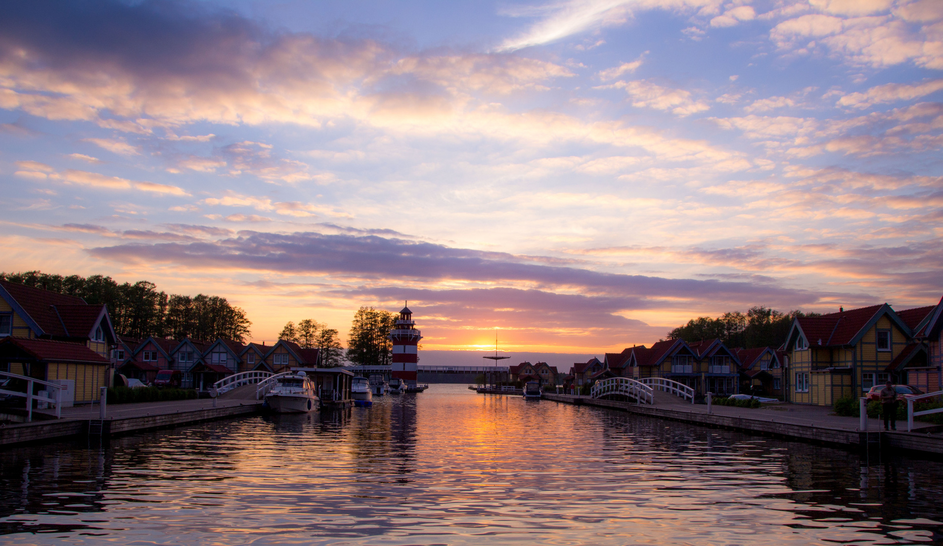 Hafendorf bei Sonnenuntergang