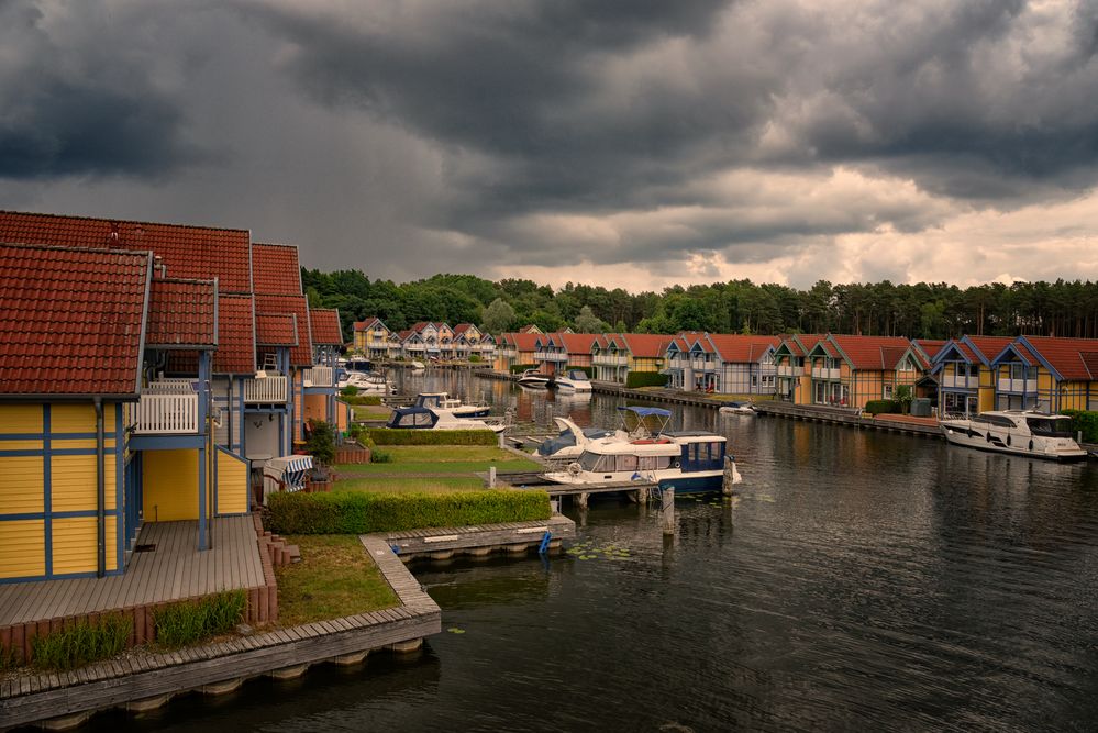 Hafendorf Rheinsberg - Gewitter zieht auf  _