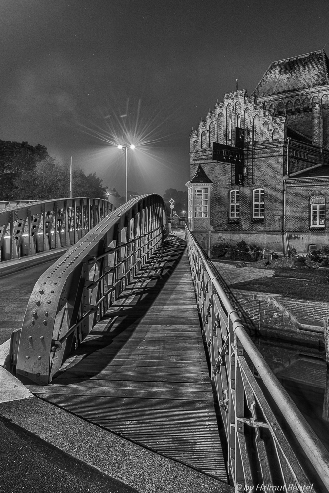 Hafendrehbrücke in Lübeck s/w