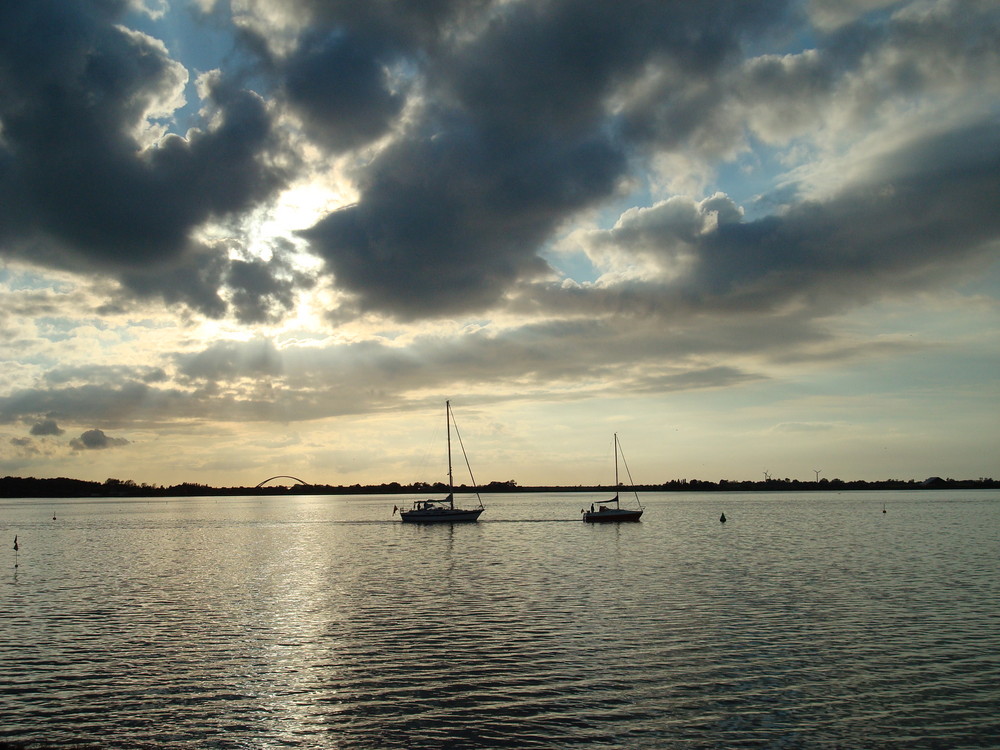 Hafeneinfahrt am Abend