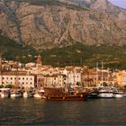 Hafeneinfahrt am Abend in Makarska