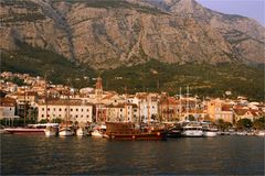 Hafeneinfahrt am Abend in Makarska