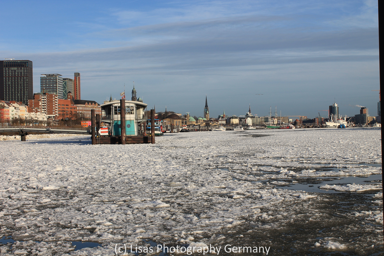 Hafeneinfahrt im Eis