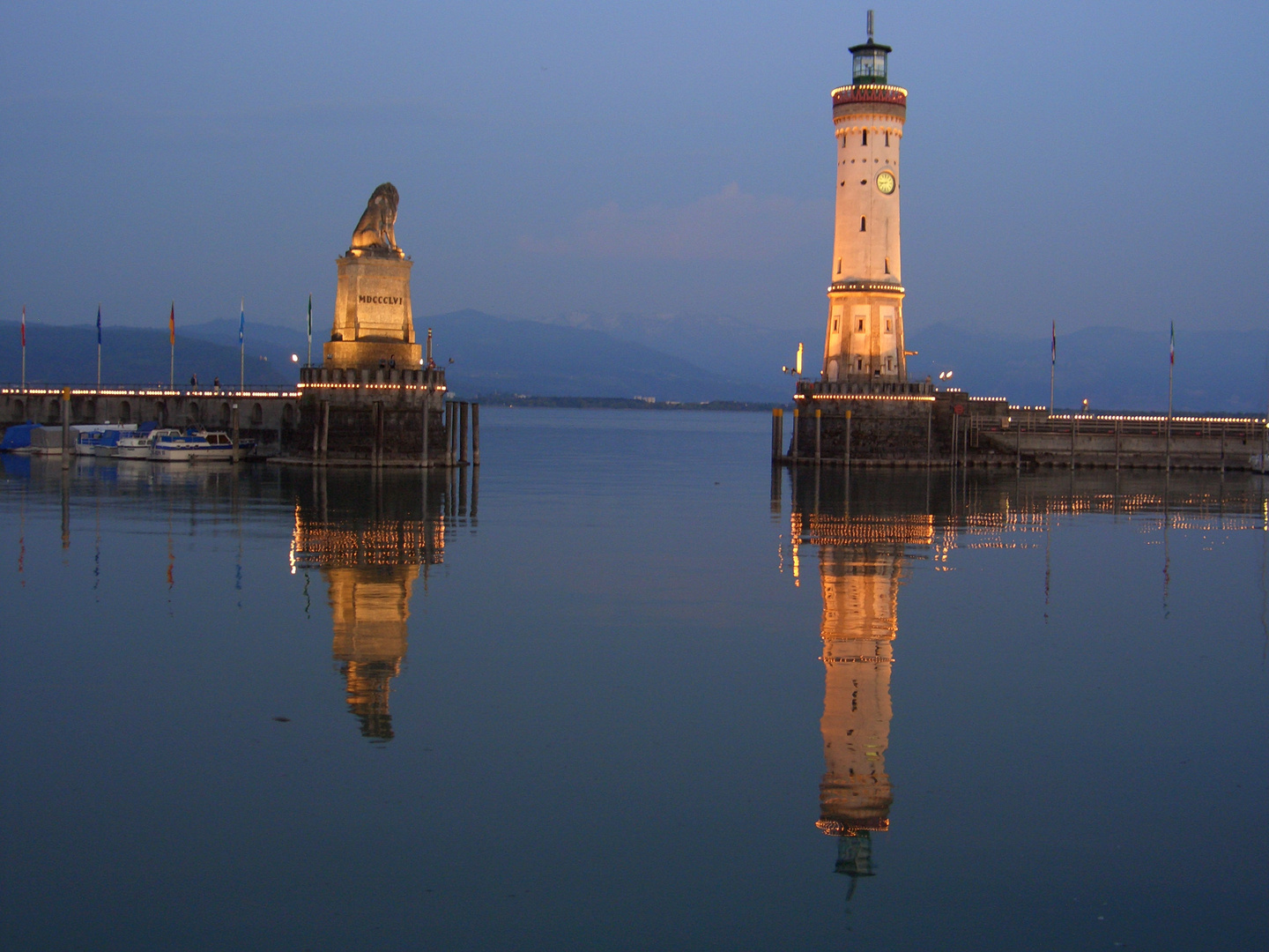 Hafeneinfahrt Lindau bei Nacht