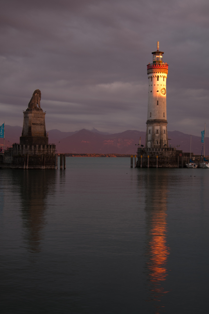 Hafeneinfahrt Lindau bei Sonnenuntergang