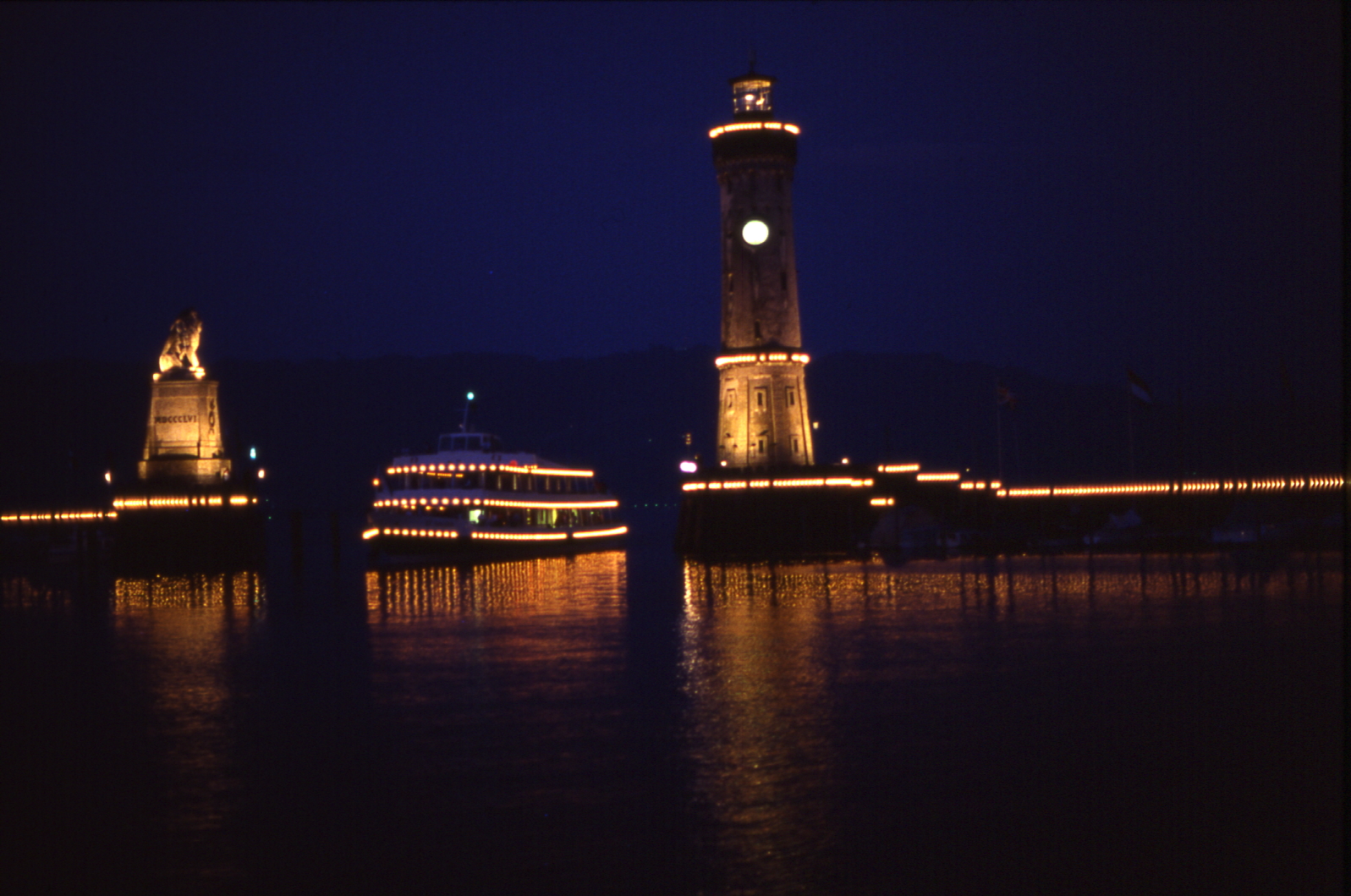 Hafeneinfahrt Lindau Bodensee mit Schiff ungezoomt