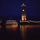 Hafeneinfahrt Lindau Bodensee mit Schiff ungezoomt