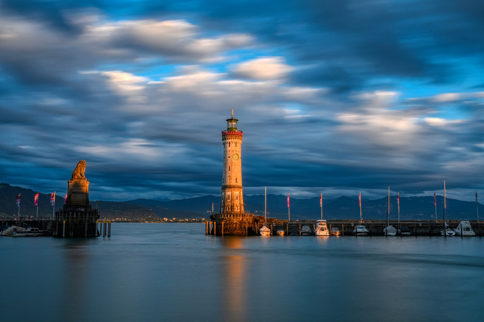 Hafeneinfahrt Lindau im Abendlicht