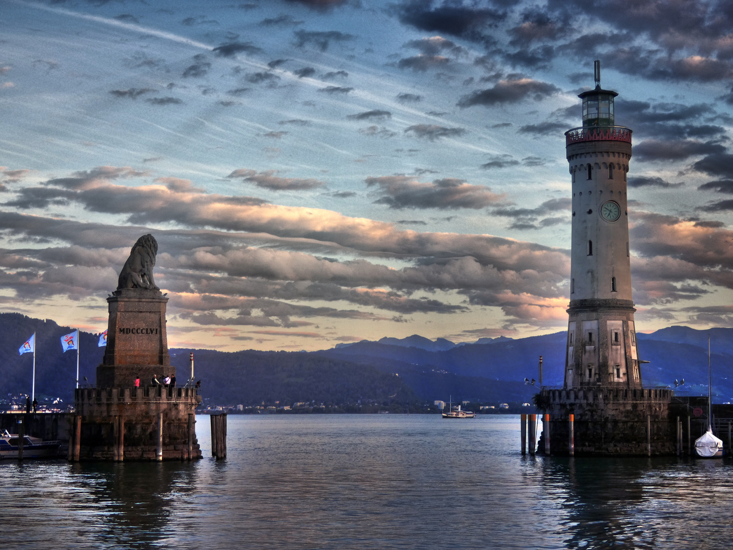 Hafeneinfahrt Lindau zur blauen Stunde