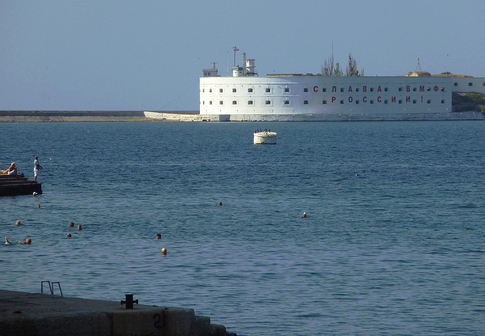 Hafeneinfahrt Sewastopol. Ob in Zukunft da.........