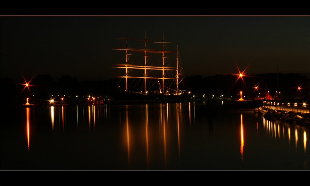 Hafeneinfahrt Travemünde mit Viermastbark "Passat"