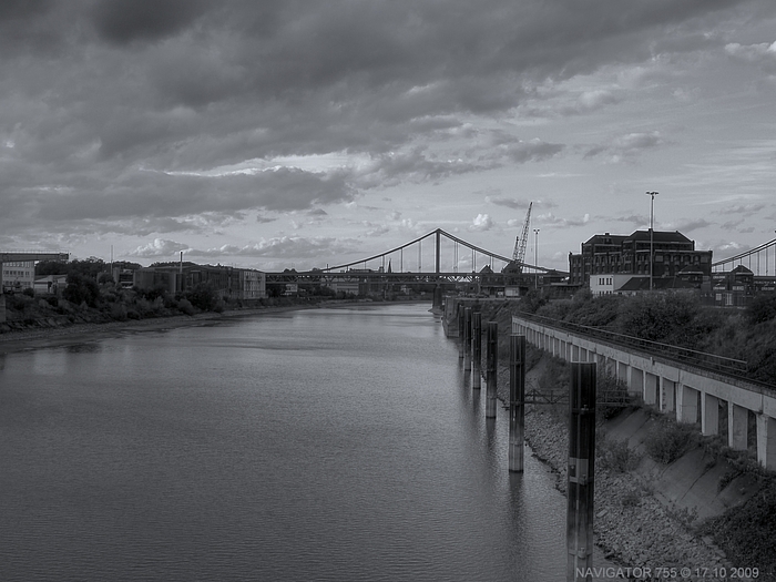 Hafeneinfahrt und Uerdinger Brücke. / HDR