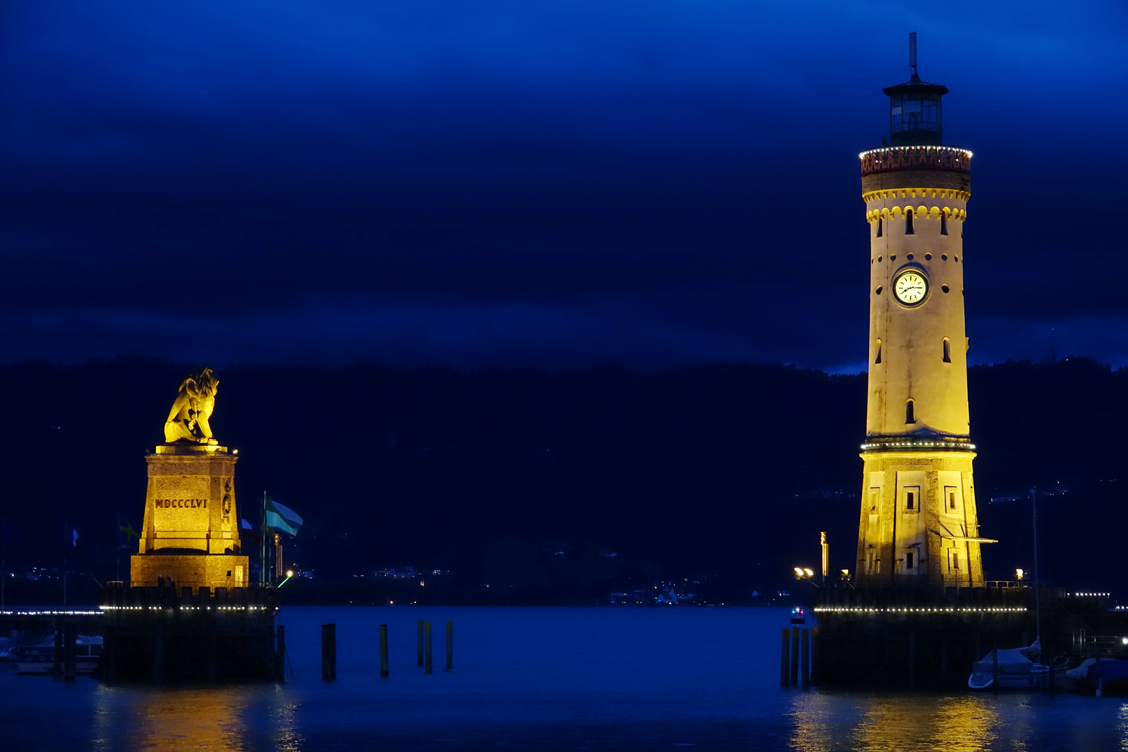 Hafeneinfahrt von Lindau abends