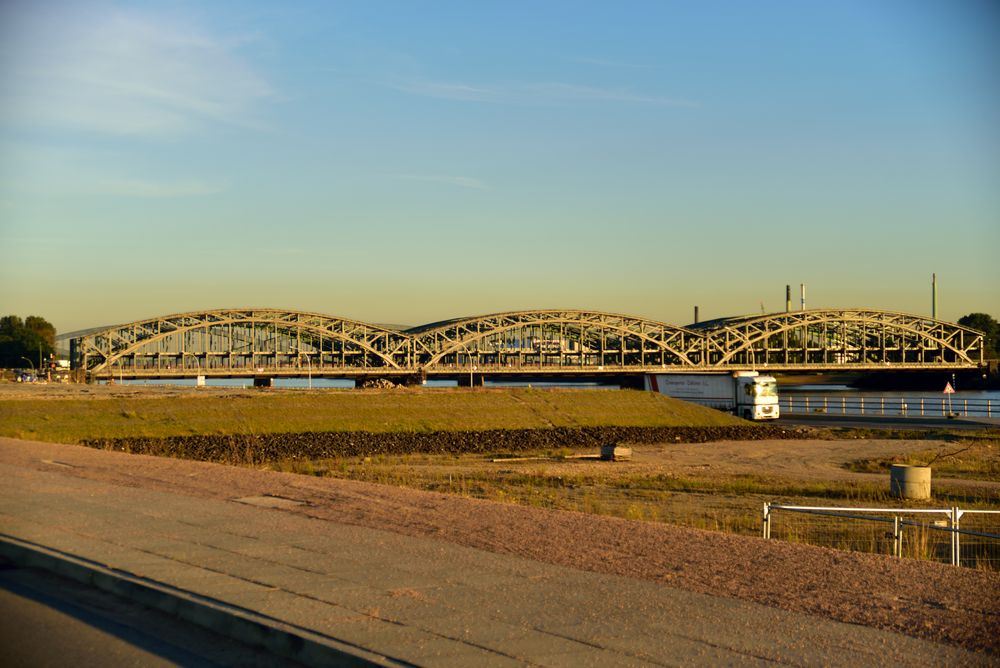 Hafenelbbrücke bei untergehender Sonne