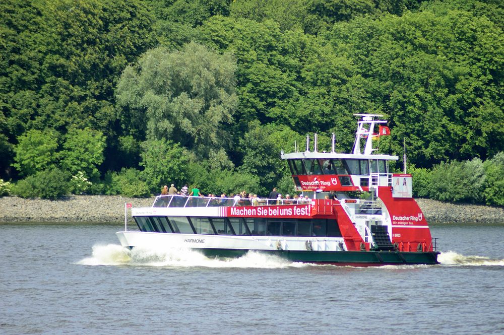 Hafenfähre an der Lotsenstation im Hamburger Hafen