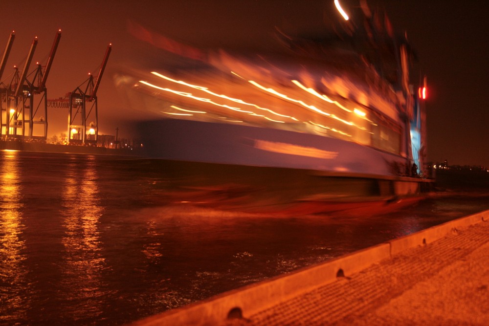 Hafenfähre bei Nacht