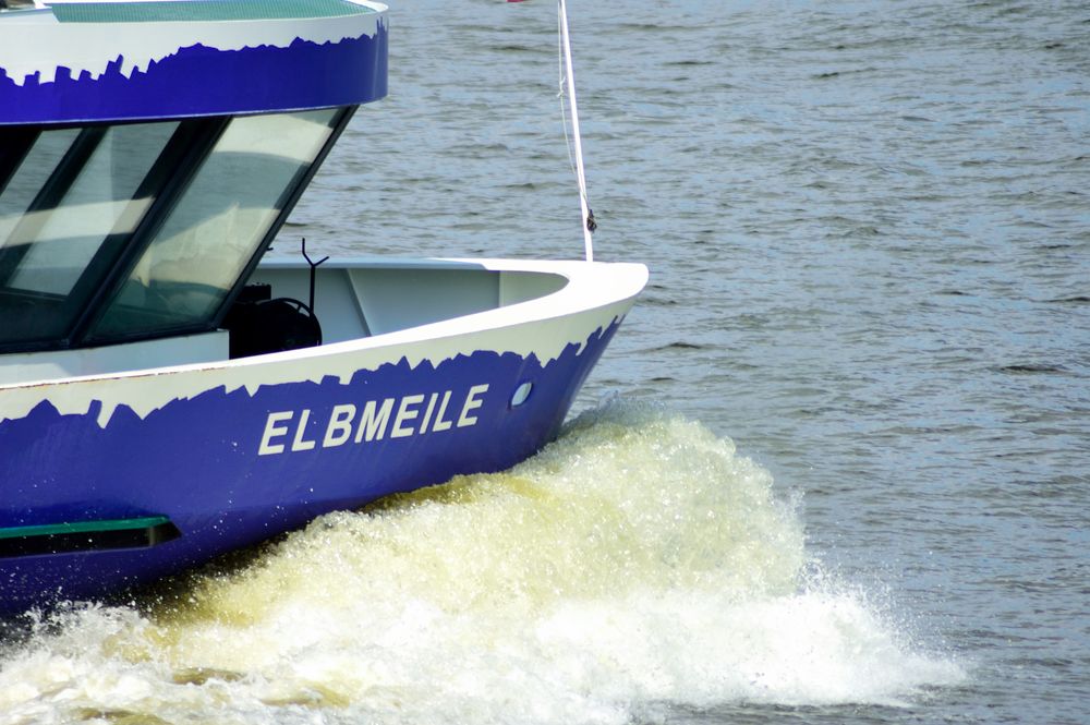 Hafenfähre "Elbmeile" im Hamburger Hafen