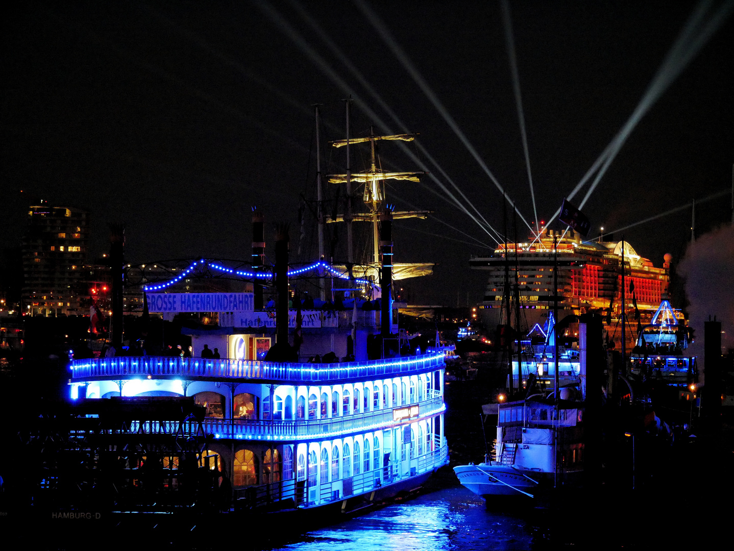 Hafengeburtstag AIDAPrima Lasershow