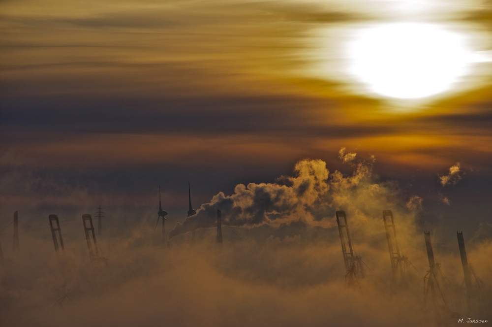 Hafenkräne im Nebel