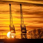 Hafenkräne im Sonnenuntergang