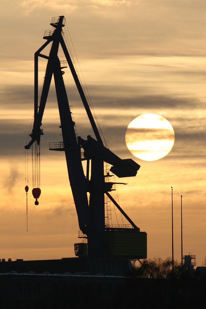 Hafenkran im Sonnenuntergang