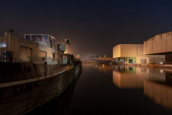 Hafenlichter in der blauen Stunde