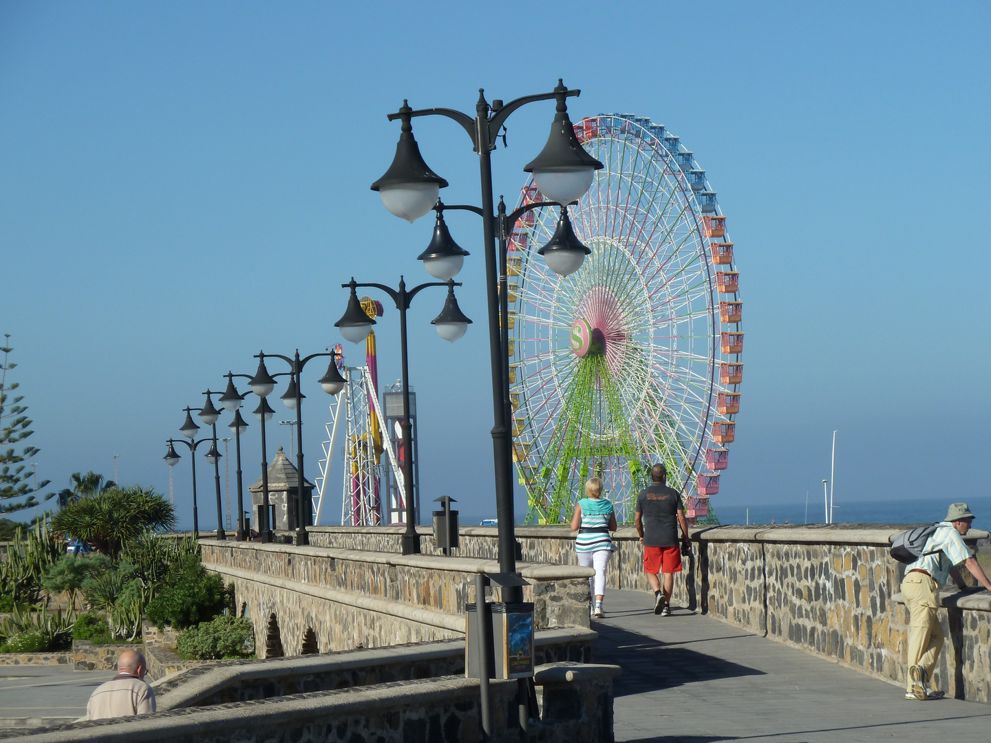 Hafenmauer mit Kirmes