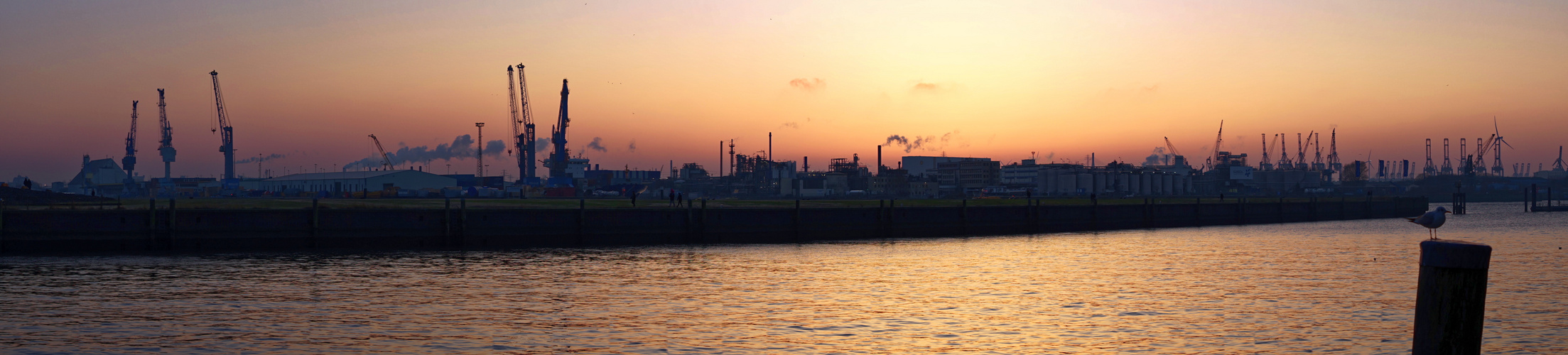 Hafenpanorama am Abend