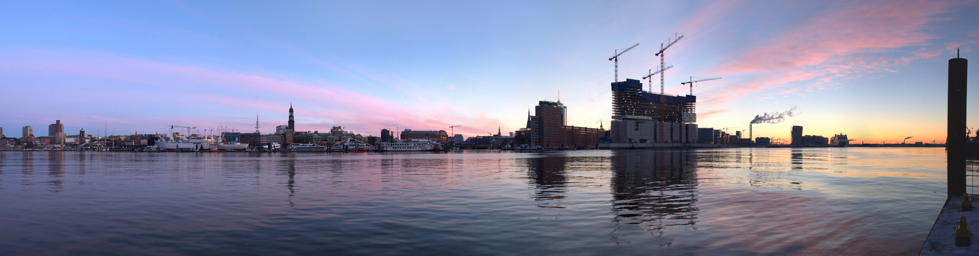 Hafenpanorama im Morgenrot