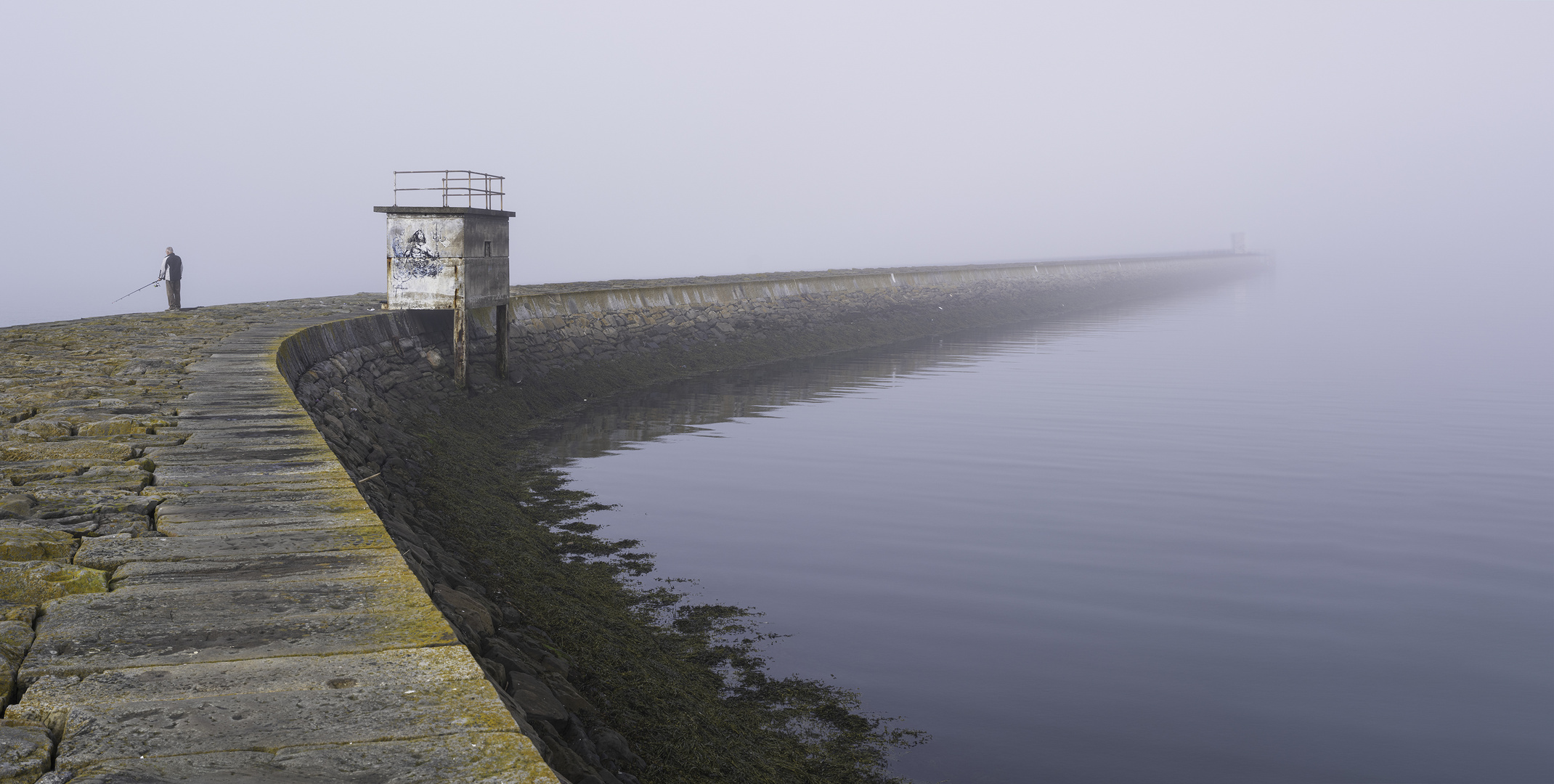 Hafenpier an einem nebeligen  Morgen