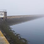 Hafenpier an einem nebeligen  Morgen