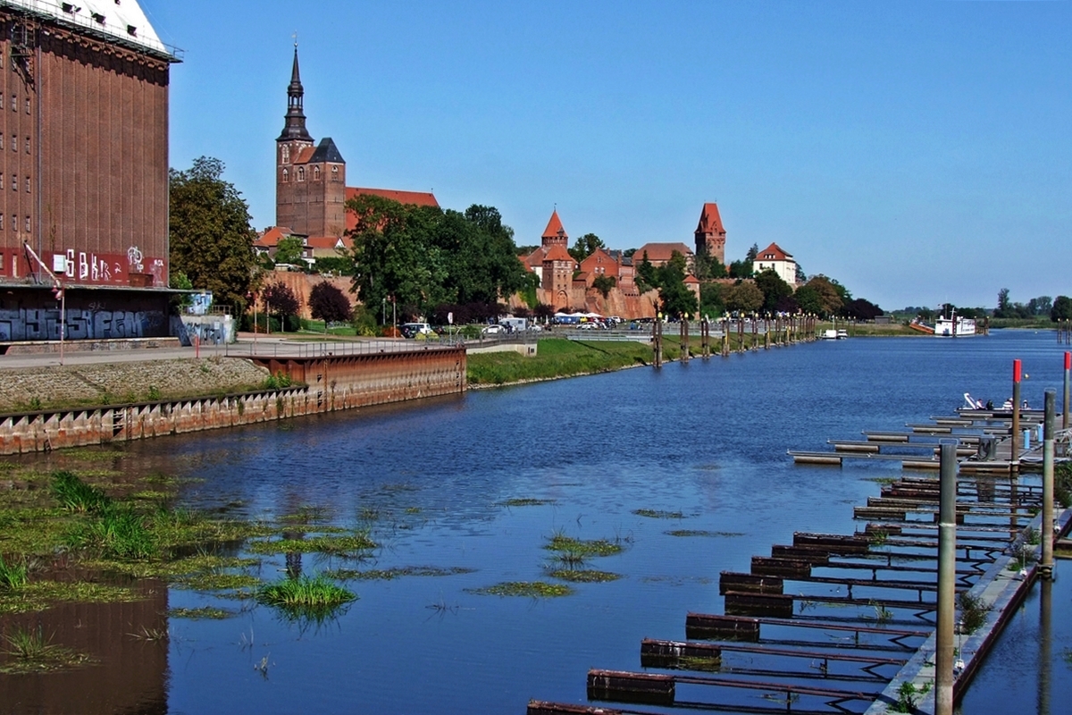 Hafenpromenade an der Tanger mit Cityansicht Tangermünde