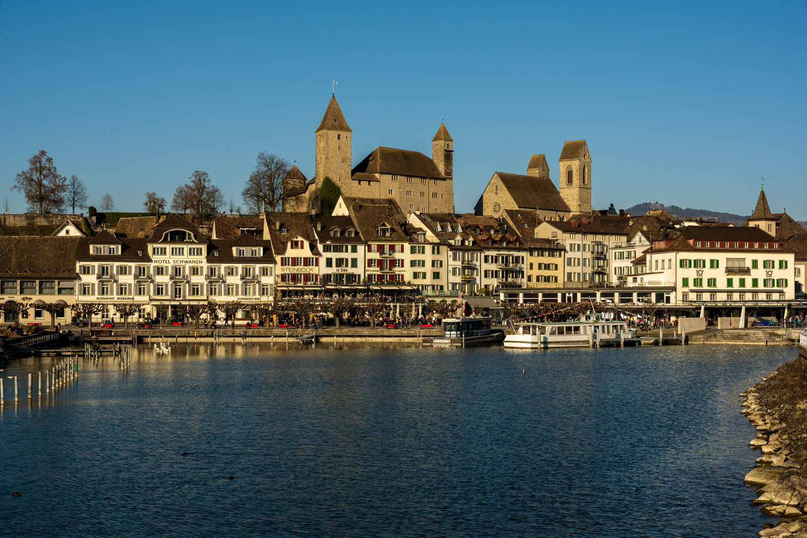 Hafenpromenade mit Schloss