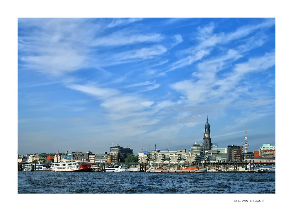 ~Hafenrundfahrt mit Blick auf den Michel~