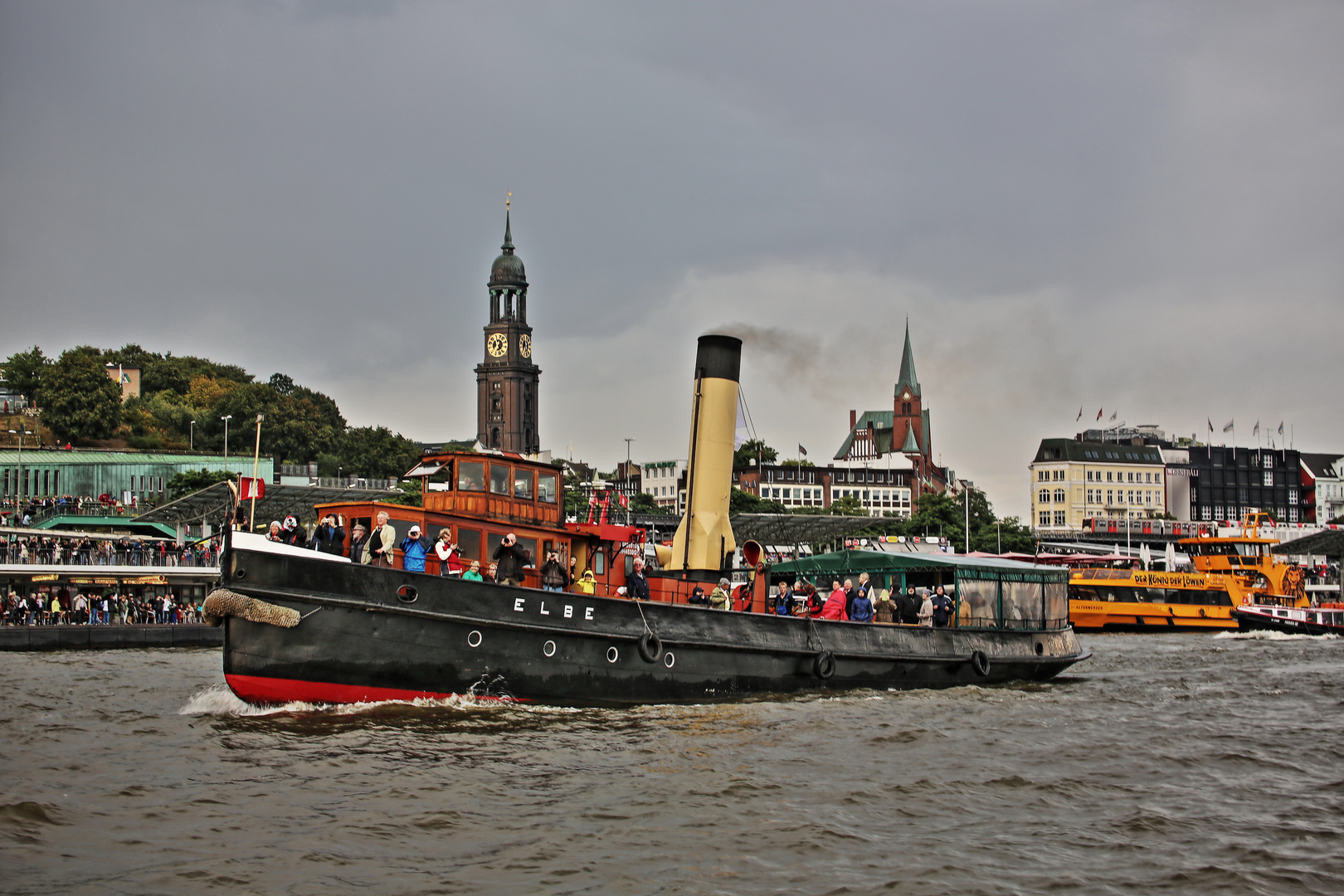 Hafenschlepper Elbe vor den Landungsbrücken