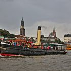 Hafenschlepper Elbe vor den Landungsbrücken