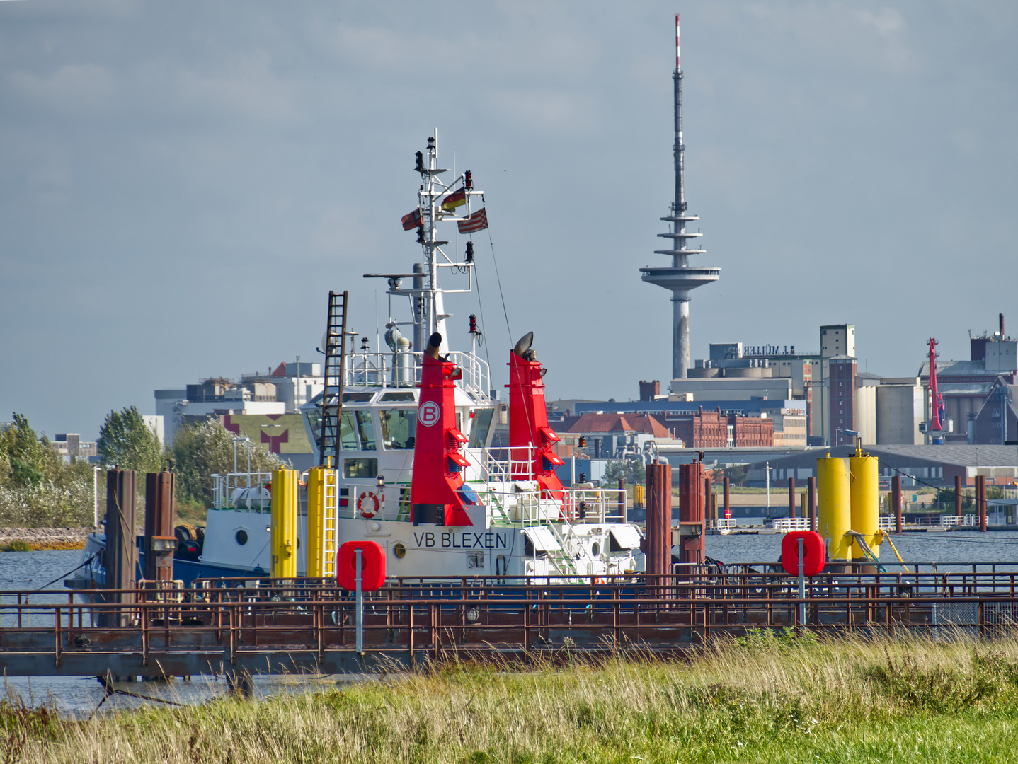 Hafenschlepper mit Fernsehturm