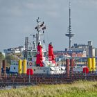 Hafenschlepper mit Fernsehturm