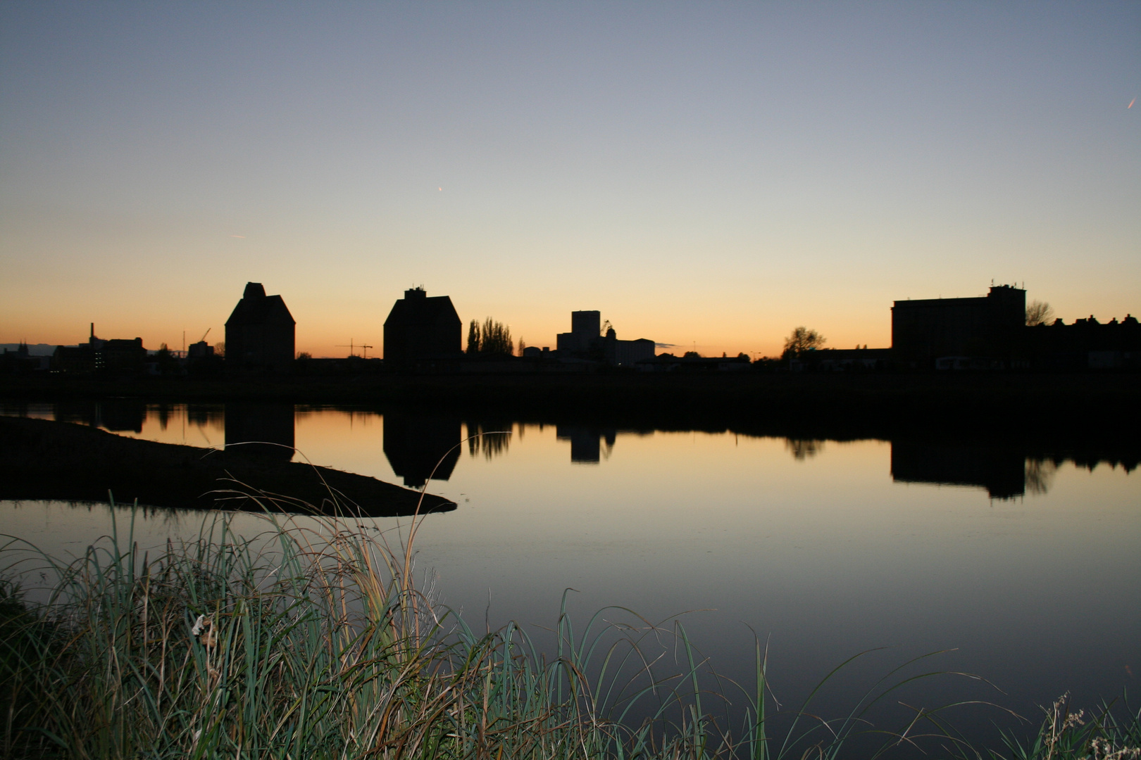 Hafensilos im Sonnenuntergang