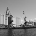 Hafensilos und Kräne