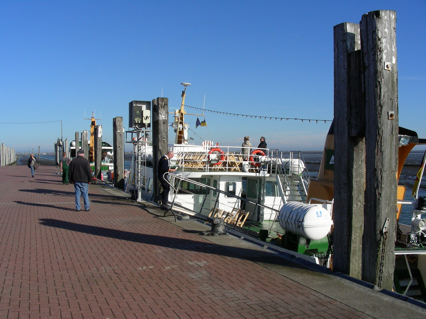 Hafenszene bei Ebbe