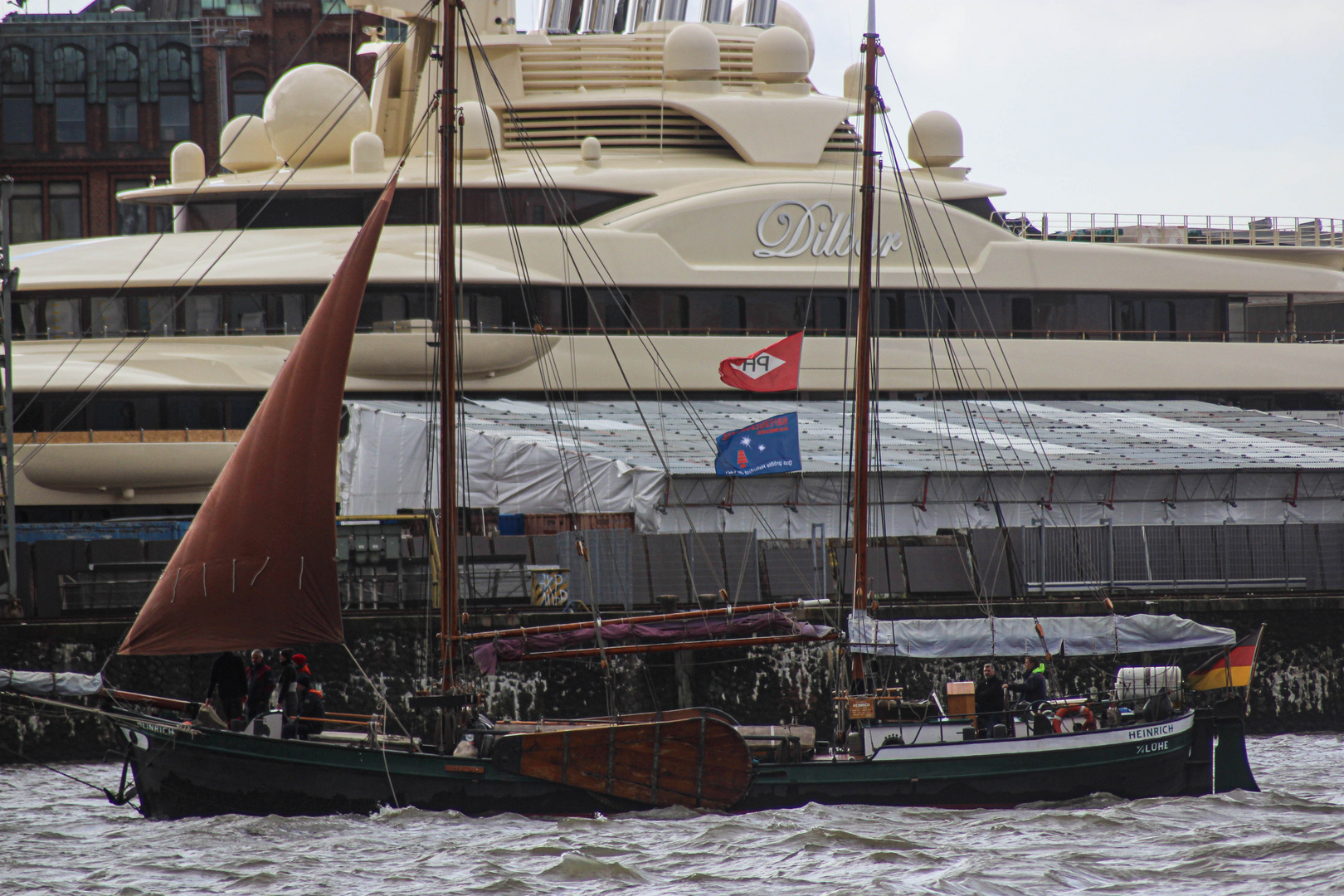 Hafenszene mit Durchblick zur DILBAR ...