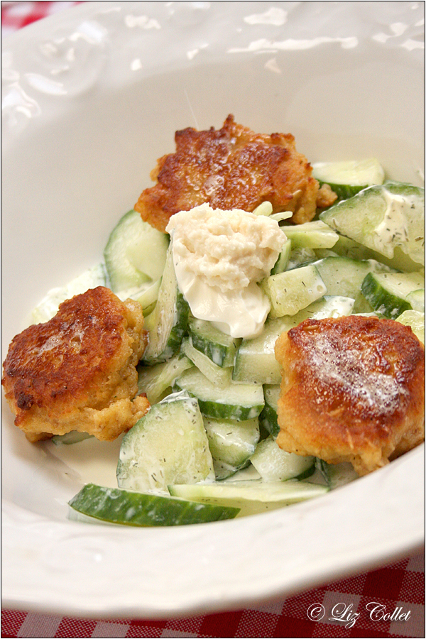 Haferflocken-Pflanzl mit Gurkensalat und Meerrettich-Dip