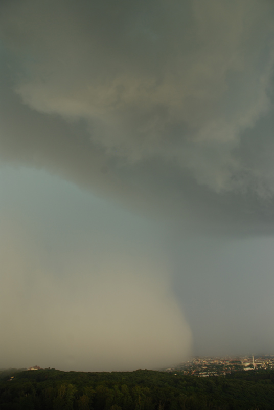 Hagelgewitter mit Fallstreifen (Wien)