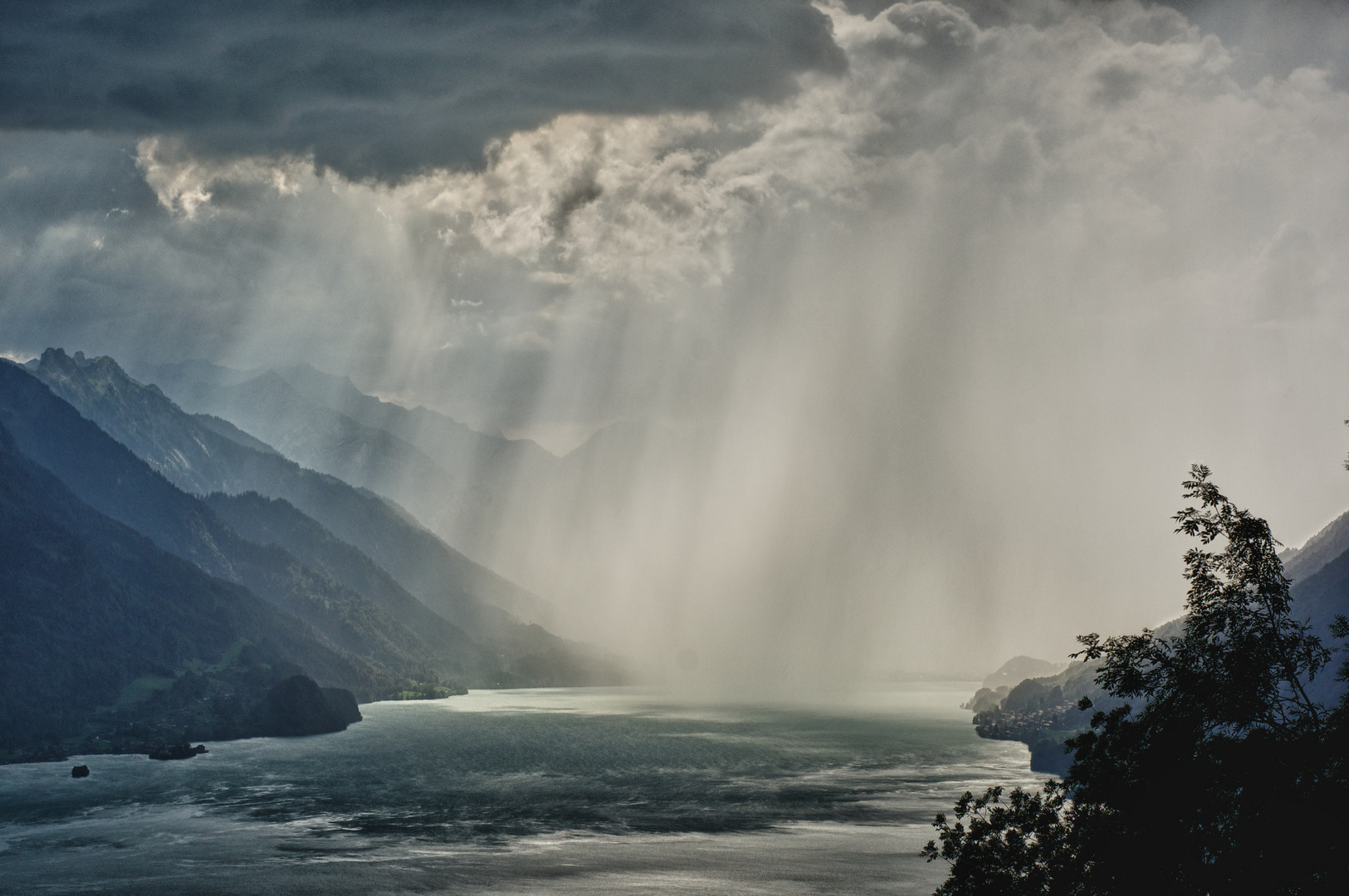 Hagelsturm über dem Brienzersee